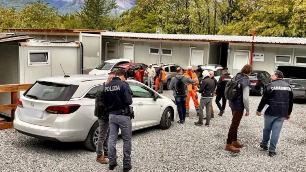 Blitz a sorpresa degli investigatori della Dia nel cantiere olimpico della linea Lecco-Sondrio-Tirano. I controlli sono scattati ieri mattina, su... Blitz a sorpresa degli investigatori della Dia nel cantiere olimpico della linea Lecco-Sondrio-Tirano. I controlli sono scattati ieri mattina, su...
