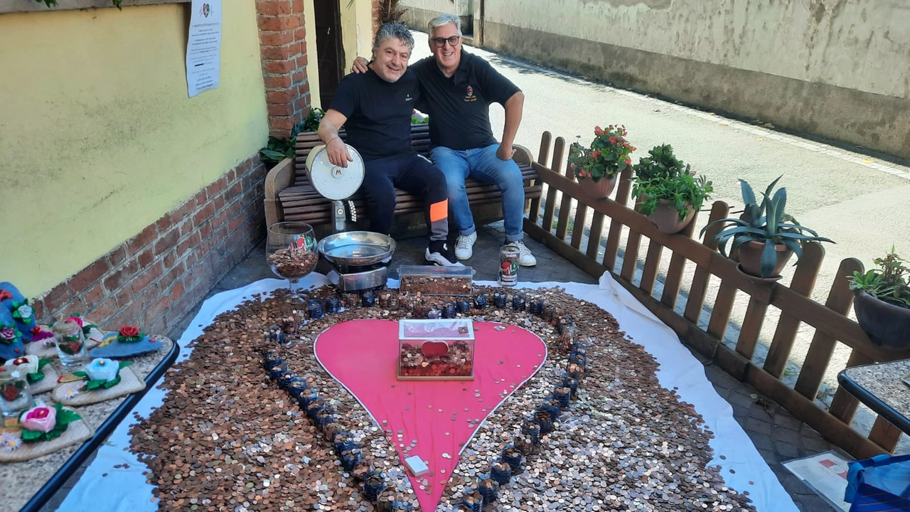 Gaetano Di Fazio e Gianni Raimondi con le monetine raccolte Gaetano Di Fazio e Gianni Raimondi con le monetine raccolte