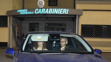 Il fidanzato Sergio Ruocco, le colleghe del bar Vanilla e Scientology: tutte le domande alla famiglia di Sharon