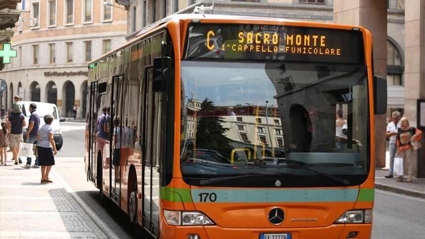 La prima aggressione sulla linea C in centro città poi l’allarme per un analogo episodio su un bus extraurbano Autolinee ha sottolineato che oltre al sistema di telecamere interne sta attrezzando il personale con body cam La prima aggressione sulla linea C in centro città poi l’allarme per un analogo episodio su un bus extraurbano Autolinee ha sottolineato che oltre al sistema di telecamere interne sta attrezzando il personale con body cam