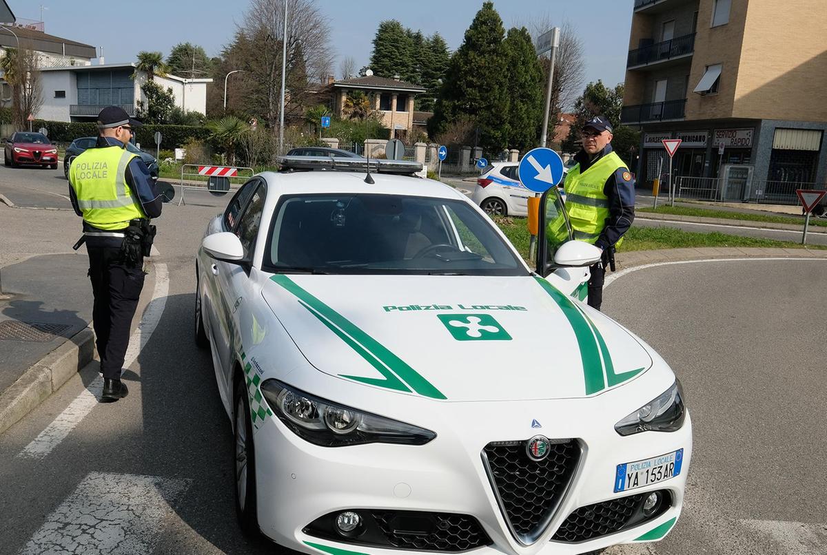 Agenti e unità cinofila in azione. Doppio blitz contro lo spaccio