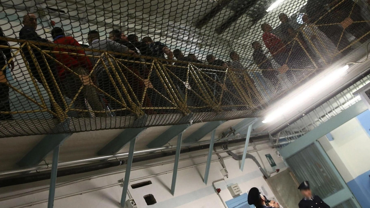 Saputo del decesso i reclusi hanno dato vita a un’agitazione battendo oggetti contro le sbarre e urlando frasi di denuncia contro il sistema carcerario