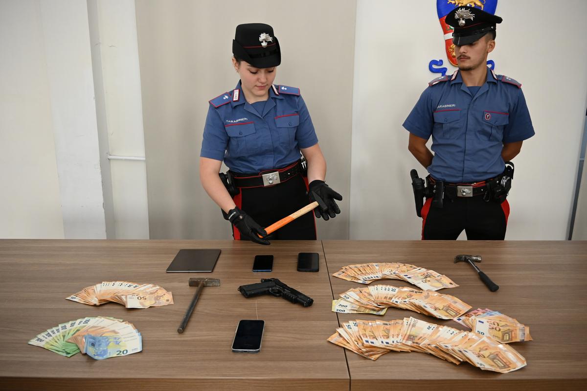 Milano, ragazzo preso a martellate in testa per l’orologio da 4mila euro in piazza Missori: due arrestati Milano, ragazzo preso a martellate in testa per l’orologio da 4mila euro in piazza Missori: due arrestati