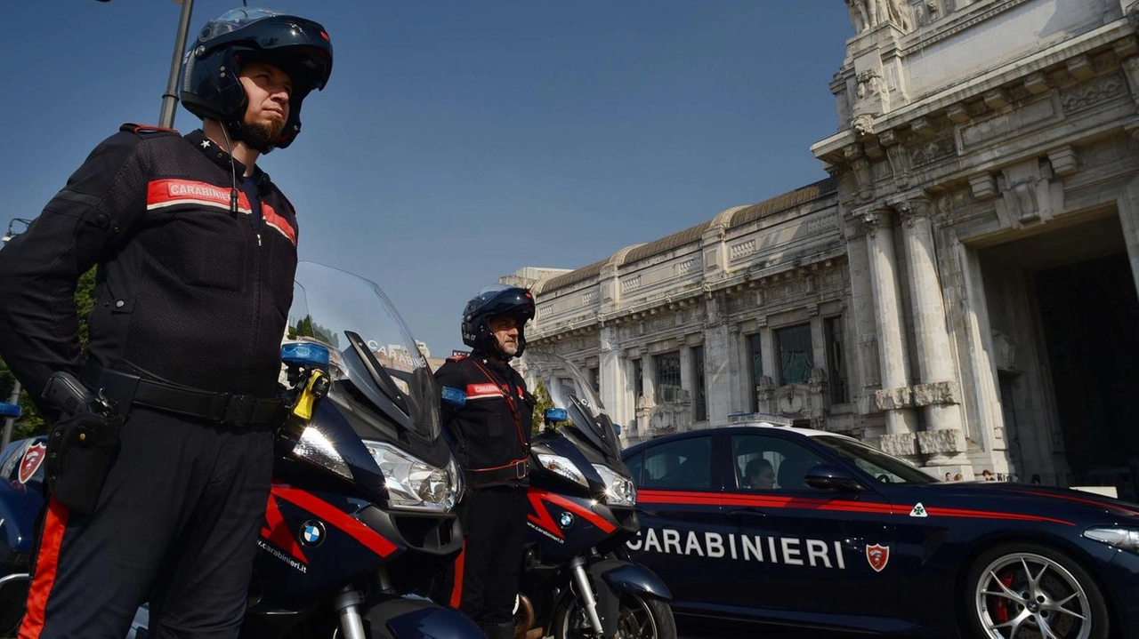 A Milano, massicci controlli dei carabinieri in due zone diverse hanno portato all'identificazione di numerose persone, con denunce per mancanza di documenti e soggiorno illegale. Tre individui sono stati segnalati per spaccio di droga. A Milano, massicci controlli dei carabinieri in due zone diverse hanno portato all'identificazione di numerose persone, con denunce per mancanza di documenti e soggiorno illegale. Tre individui sono stati segnalati per spaccio di droga.