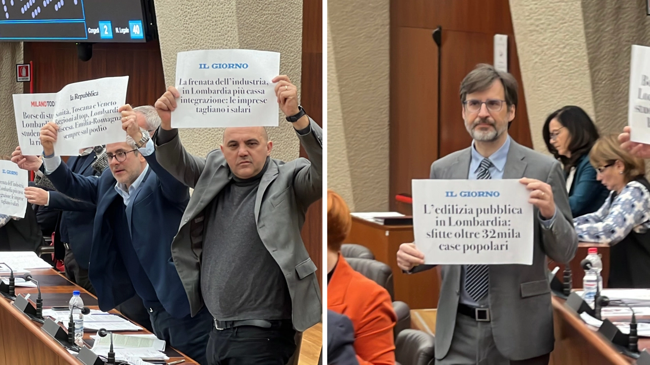 I cartelloni esposti per protesta nel consiglio regionale della Lombardia I cartelloni esposti per protesta nel consiglio regionale della Lombardia