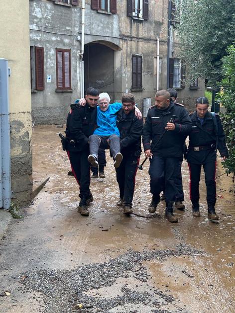 Cabiate, inferno di fango sul torrente: i residenti salvati a forza di braccia