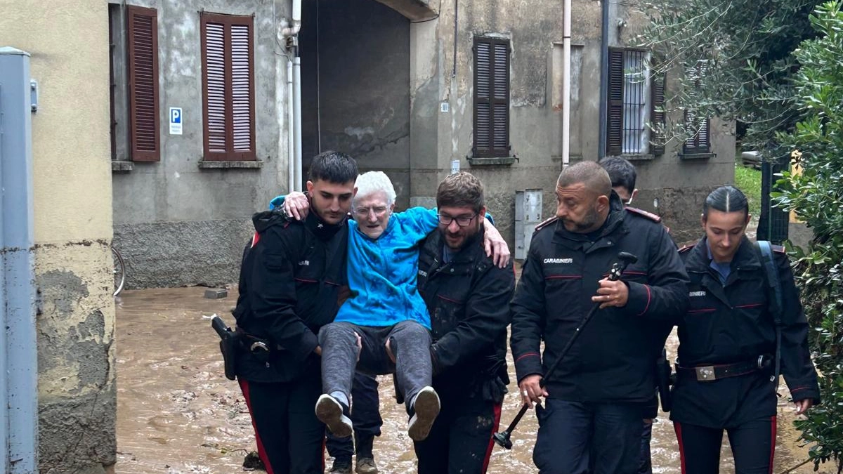Un anziano residente di Cabiate salvato a braccia dai carabinieri. L’esondazione del torrente Tarò ha creato danni anche nella vicina Brianza monzese, a Meda e Seveso