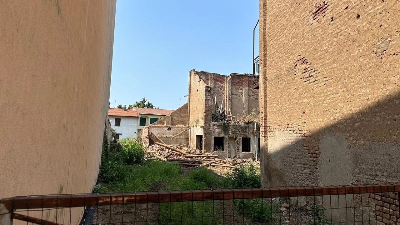 L'edificio fatiscente e disabitato si trova a Villa Cortese in via Emilia