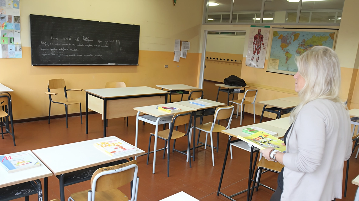 Alle elementari sono disponibili 995 cattedre da maestri su 68 istituti. Alle medie ne mancano 680, alle superiori 395, scoperti 4 ruoli di preside. Alle elementari sono disponibili 995 cattedre da maestri su 68 istituti. Alle medie ne mancano 680, alle superiori 395, scoperti 4 ruoli di preside.