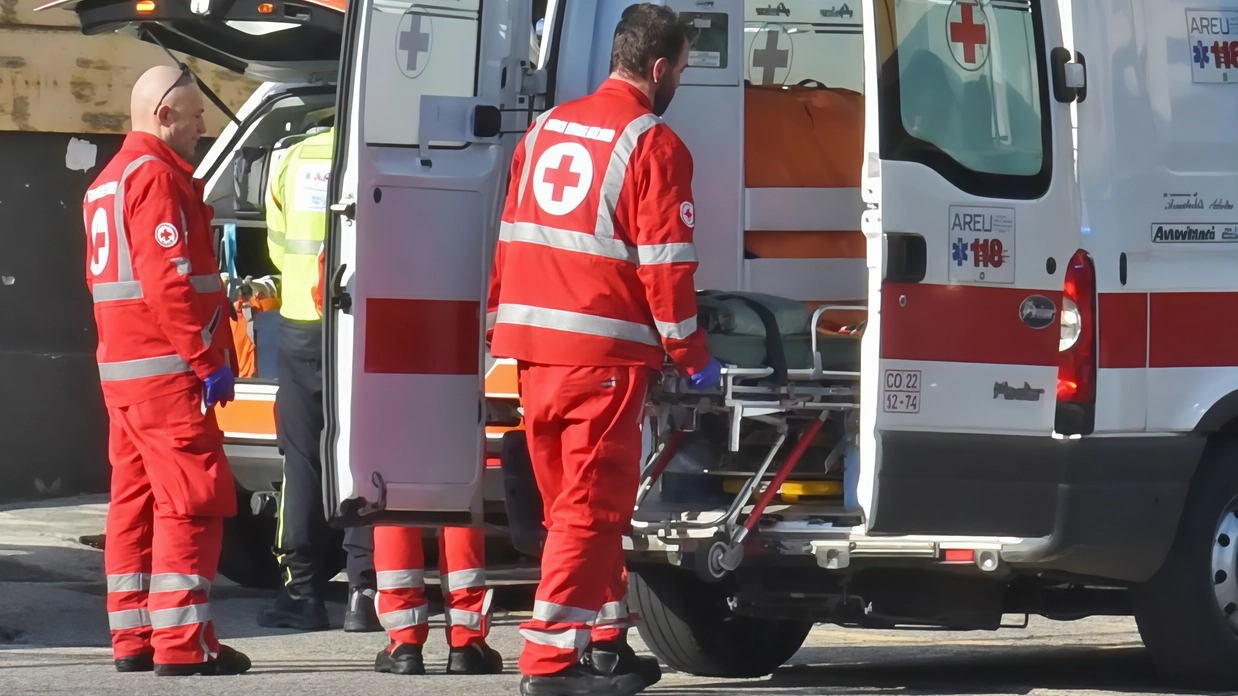Donna cade dal balcone a Valgreghentino: pavimento cede improvvisamente. Soccorsa senza gravi lesioni, trasportata in ospedale. Balcone dichiarato inagibile. Donna cade dal balcone a Valgreghentino: pavimento cede improvvisamente. Soccorsa senza gravi lesioni, trasportata in ospedale. Balcone dichiarato inagibile.