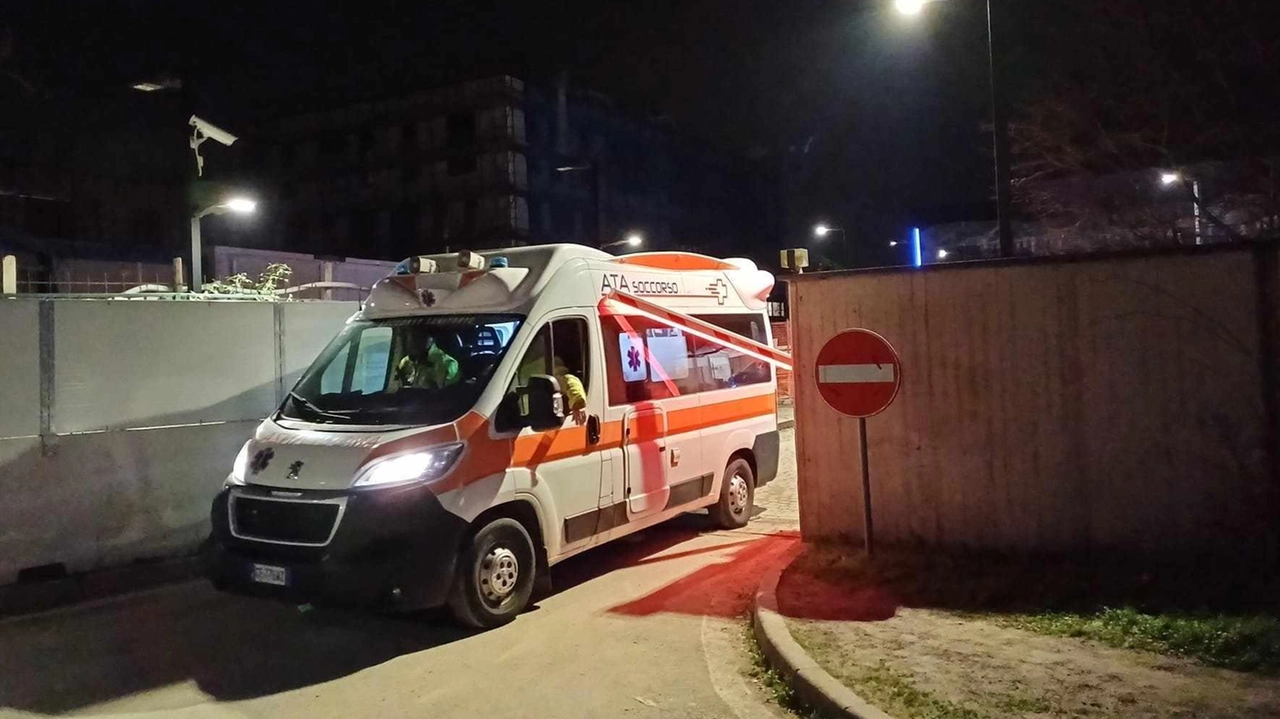 La sbarra di accesso all’ospedale è stata danneggiata dall’auto