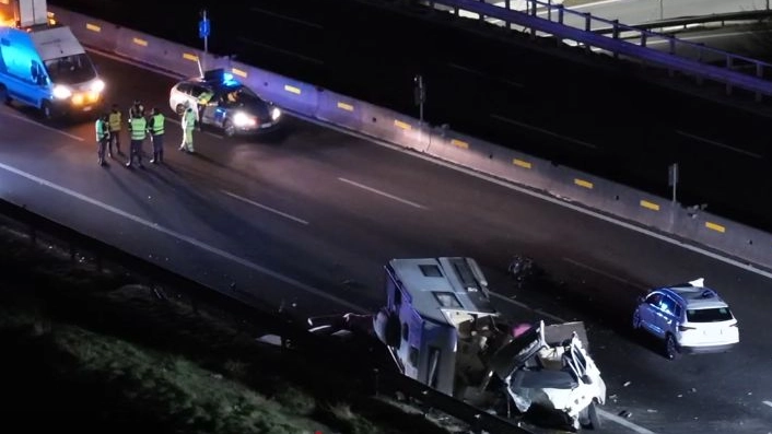Gallarate, incidente sull’A8: camper contromano travolge un taxi. Morta una 42enne e due feriti gravi (Frame vidoe LocalTeam)