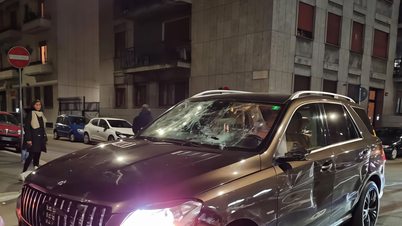 La Mercedes accerchiata ieri pomeriggio e vandalizzata in via Ripamonti La Mercedes accerchiata ieri pomeriggio e vandalizzata in via Ripamonti