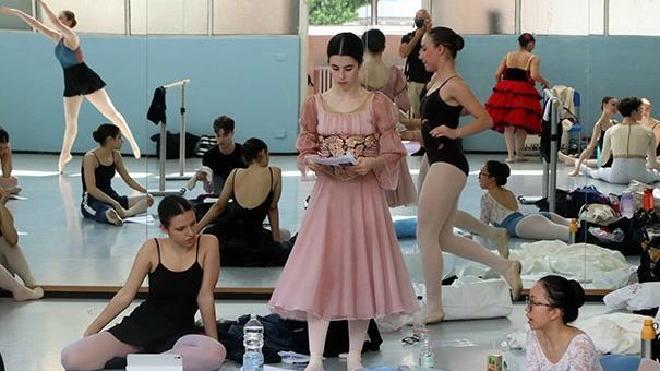 Sono 34 gli allievi, tanti già in partenza per esperienze all’estero in prestigiose compagnie. C’è chi ha trovato la strada giusta nel mondo dello spettacolo in Italia e chi punta sull’università.