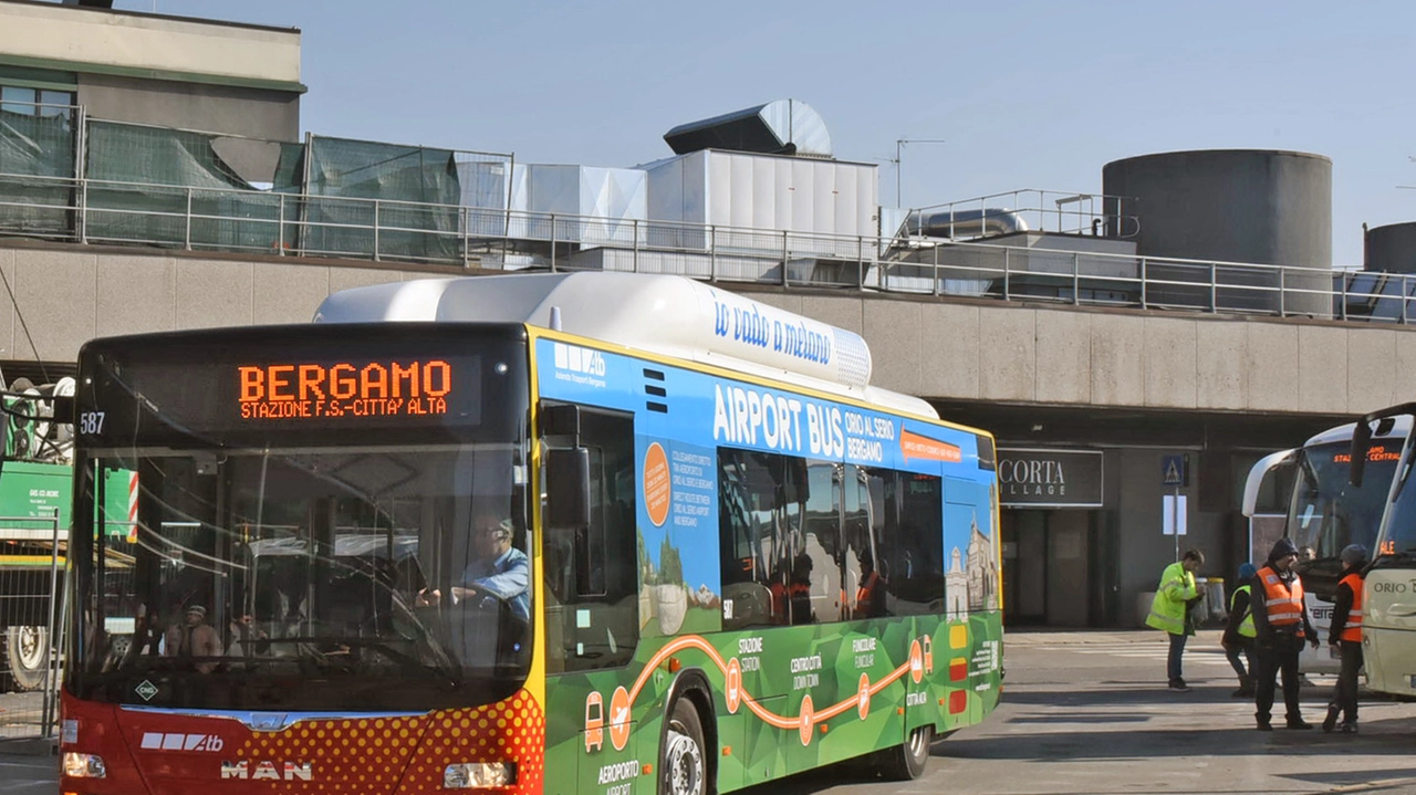 Nel mirino di uno squilibrato è finito un conducente del bus che collega Bergamo all'aeroporto Nel mirino di uno squilibrato è finito un conducente del bus che collega Bergamo all'aeroporto