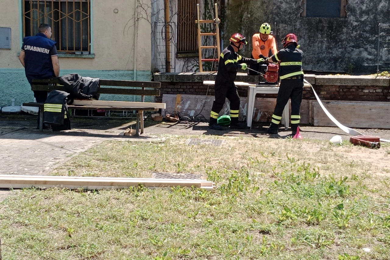 Delitto di Garlasco, l’arma del delitto sarebbe un attizzatoio: svuotato canale vicino alla casa della nonna delle gemelle Cappa