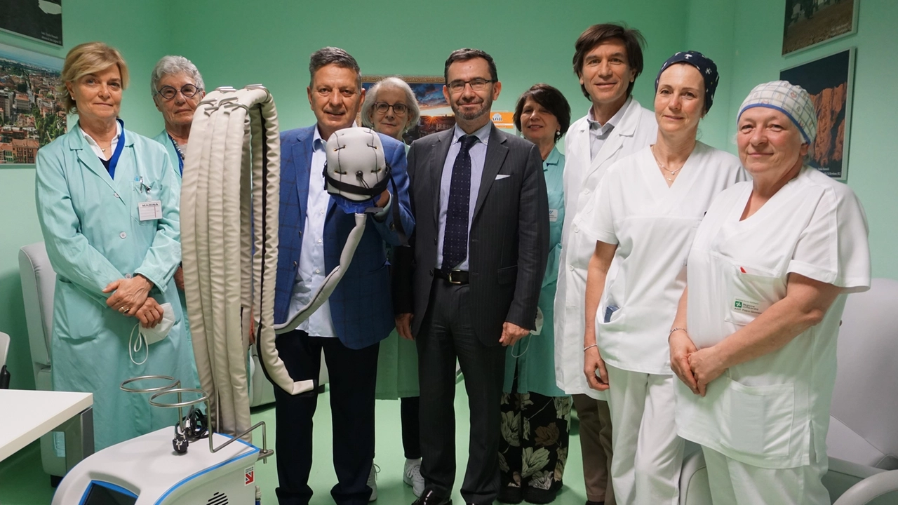 La presentazione del casco anti-perdita dei capelli, destinato soprattutto alle donne reduci dalle cure per un tumore al seno