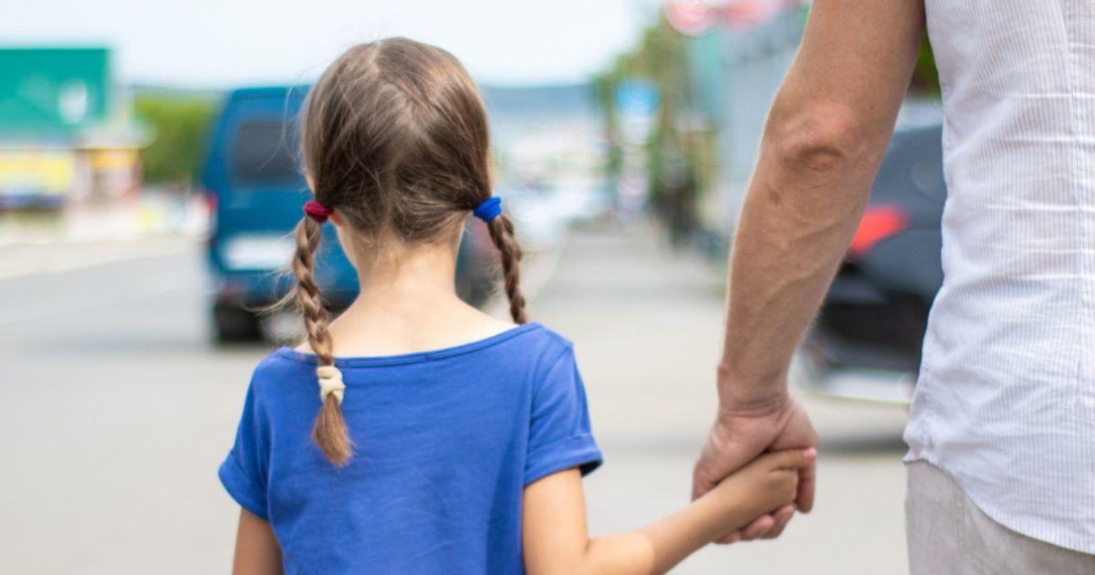 bimba rapita dalla madre così è stata nascosta per 11 anni a valencia vita da recluse e pacchi dall italia