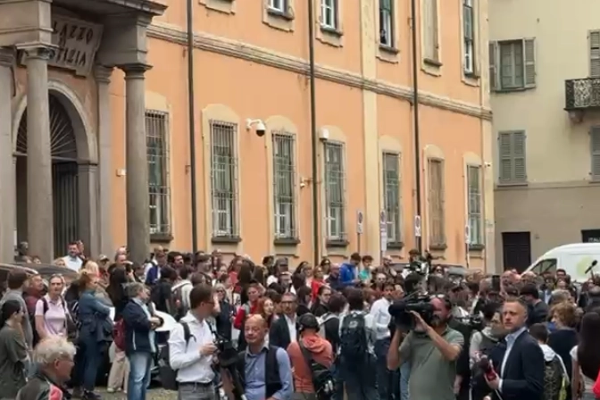 La folla di cronisti e curiosi fuori da palazzo di giustizia a Pavia