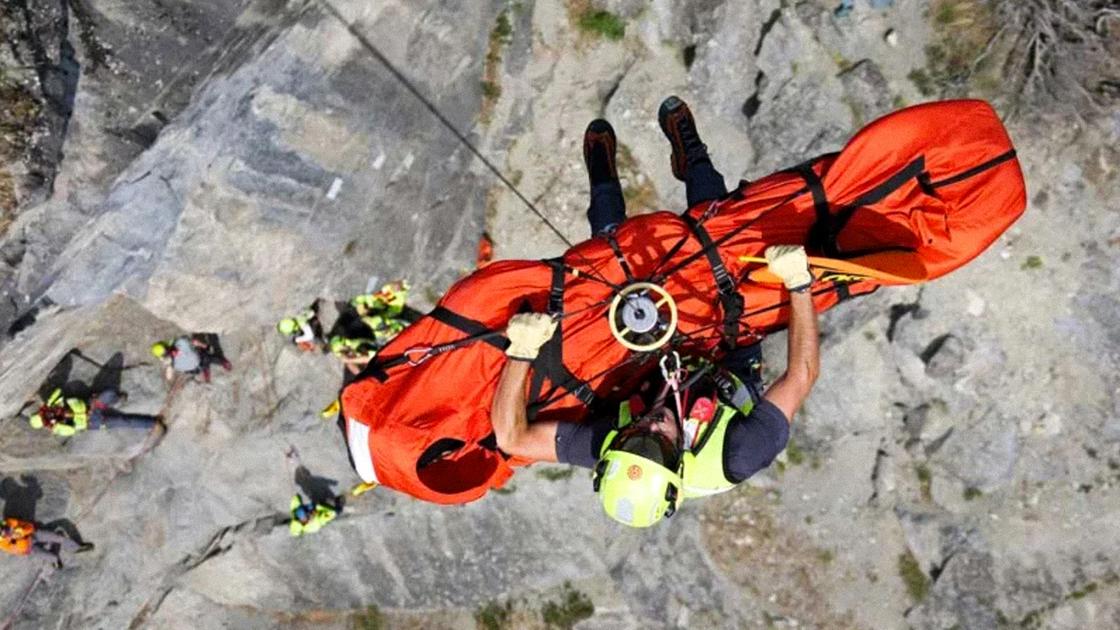 climber investito scarica sassi