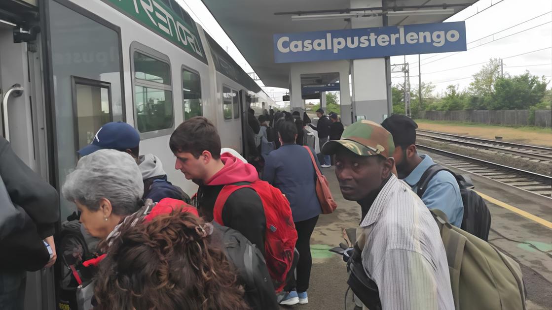Fumo dal da Ilgiorno.it fumo dal treno freni ko il convoglio per milano si blocca a casalpusterlengo pendolari esasperati