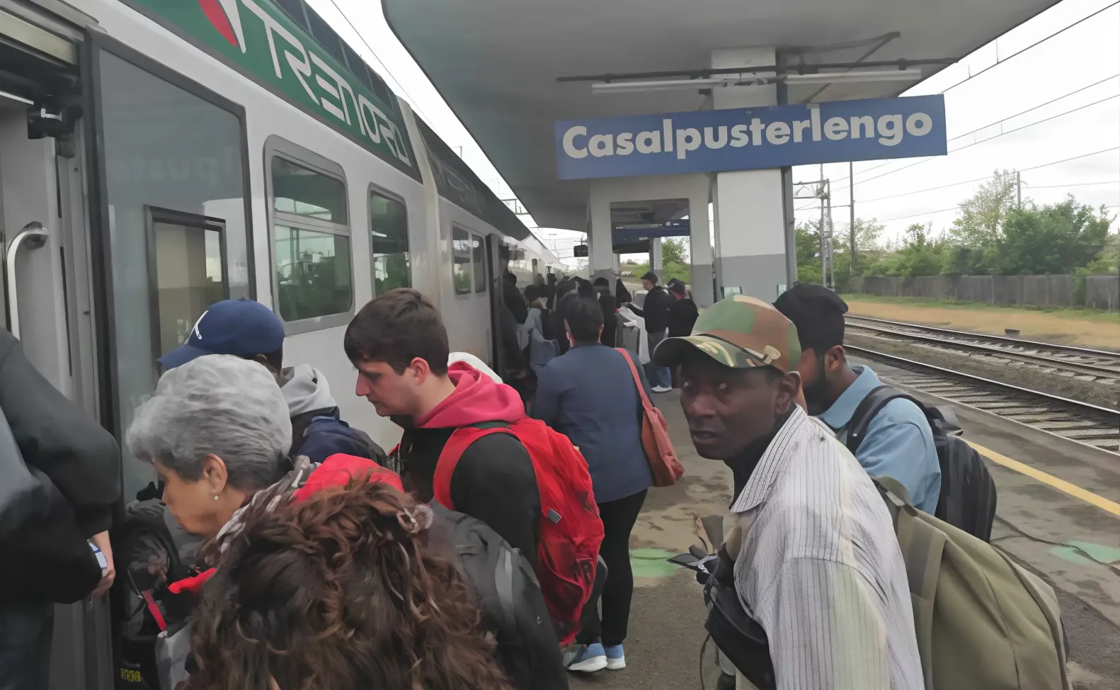 Fumo dal treno, freni ko. Il convoglio per Milano si blocca a Casalpusterlengo. Pendolari esasperati