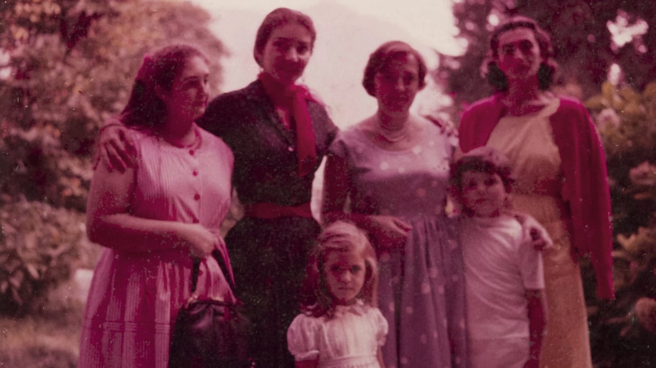Da sinistra Cristina Gastel e Maria Callas, insieme alla mamma di Cristina, alla zia e ai fratellini Da sinistra Cristina Gastel e Maria Callas, insieme alla mamma di Cristina, alla zia e ai fratellini