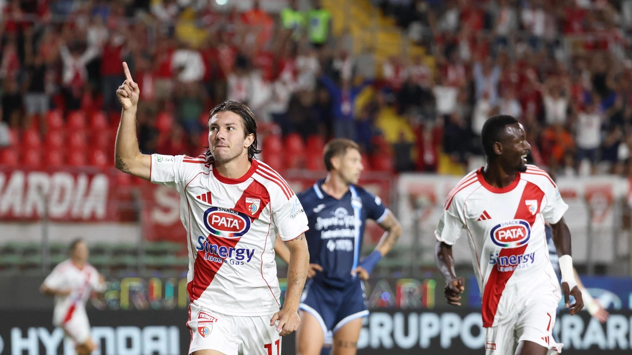 L’esultanza dopo il gol di Antonio Fiori che regala la vittoria al Mantova I virgiliani hanno debuttato in casa allo stadio Martelli con il Pescara L’esultanza dopo il gol di Antonio Fiori che regala la vittoria al Mantova I virgiliani hanno debuttato in casa allo stadio Martelli con il Pescara