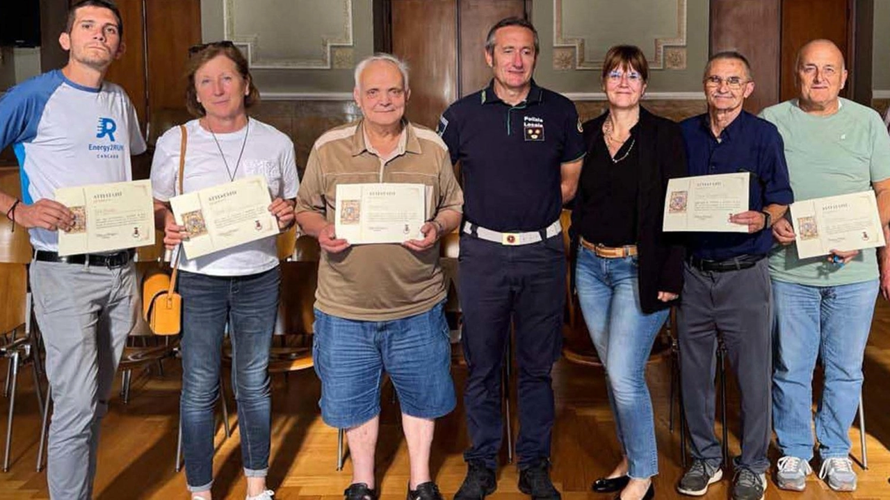 In sala consiliare l’amministrazione Stoppani ha celebrato i volontari che aiutano i bimbi della primaria. Davanti alle scuole Vido e Marinoni assistono gli alunni che attraversano la strada: "Grande valore civico" .