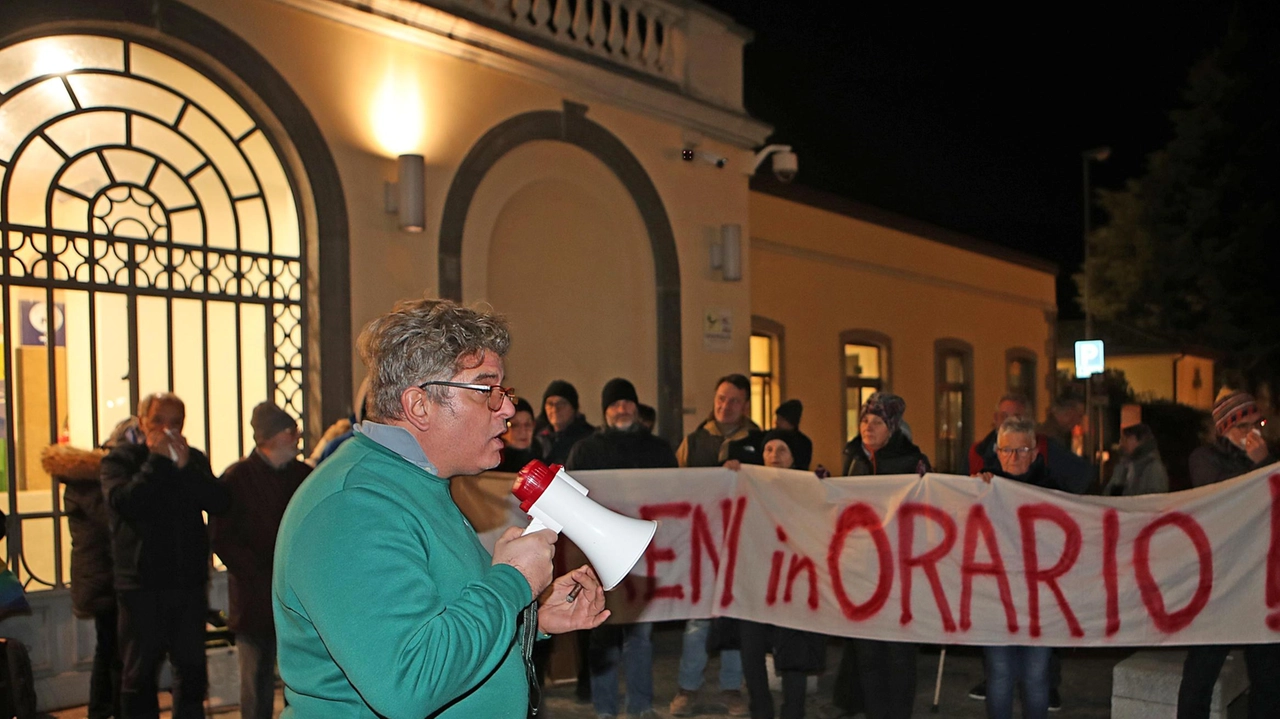 Oltre 3.500 firme per dire basta ai disservizi sulla linea ferroviaria Milano-Tirano e per chiedere le dimissioni dell’assesore regionale Franco... Oltre 3.500 firme per dire basta ai disservizi sulla linea ferroviaria Milano-Tirano e per chiedere le dimissioni dell’assesore regionale Franco...