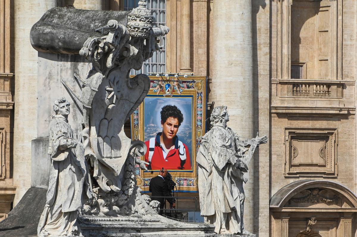 San Carlo Acutis, uno di voi: una cerimonia indimenticabile per 80.000 fedeli San Carlo Acutis, uno di voi: una cerimonia indimenticabile per 80.000 fedeli