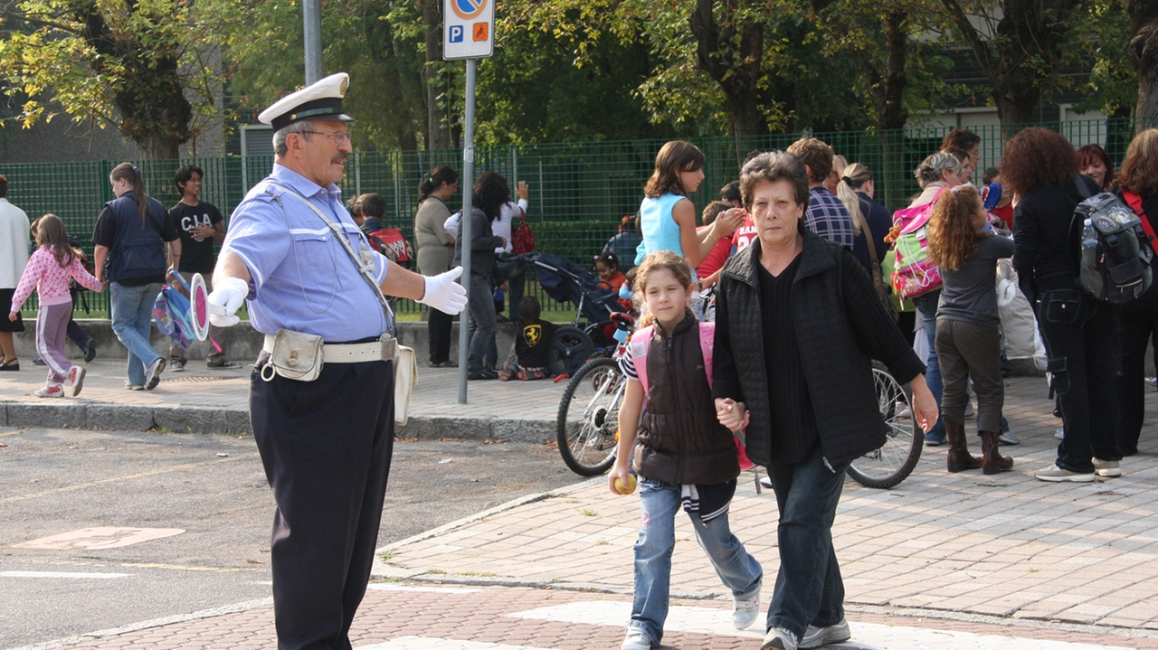 I vigili scolastici volontari garantiscono ad alunni e famiglie l’attraversamento sicuro delle strade I vigili scolastici volontari garantiscono ad alunni e famiglie l’attraversamento sicuro delle strade