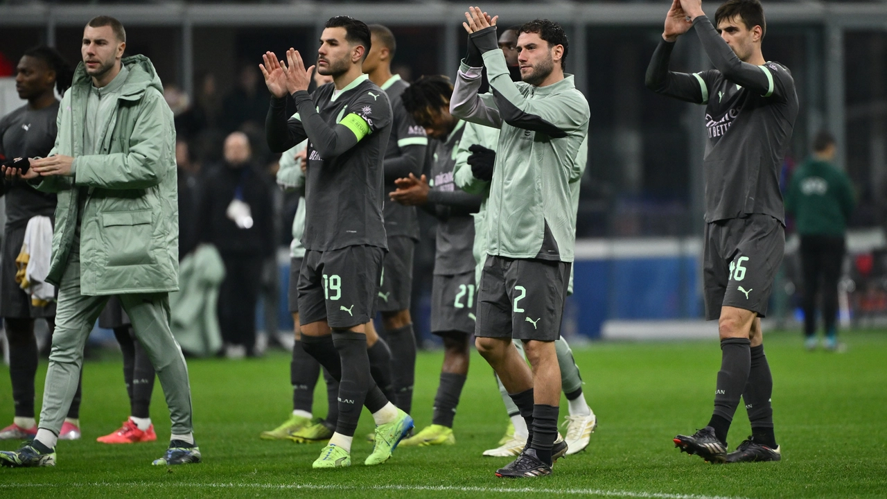 L'esultanza del Milan a fine partita davanti ai tifosi di San Siro L'esultanza del Milan a fine partita davanti ai tifosi di San Siro