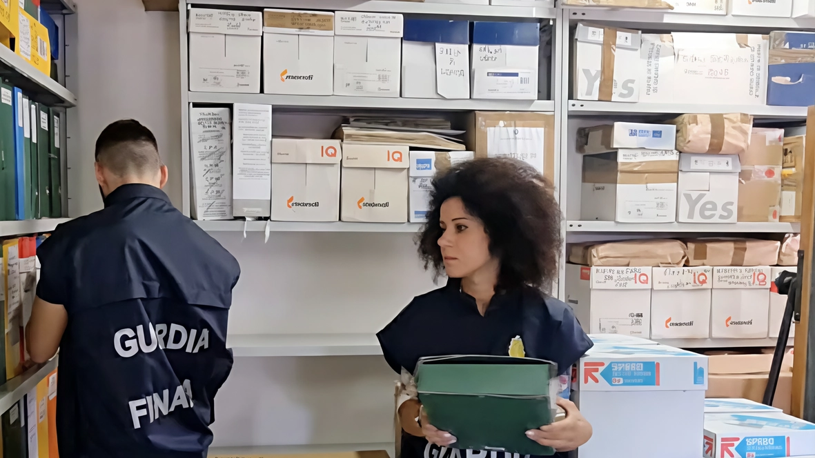 Il gip di Monza conferma le misure cautelari per 28 indagati per truffa transnazionale. Restano in carcere alcuni accusati, tra cui il broker bresciano e il presunto capo dell'associazione a delinquere. Altri sono ai domiciliari o con obbligo di firma. Il gip di Monza conferma le misure cautelari per 28 indagati per truffa transnazionale. Restano in carcere alcuni accusati, tra cui il broker bresciano e il presunto capo dell'associazione a delinquere. Altri sono ai domiciliari o con obbligo di firma.