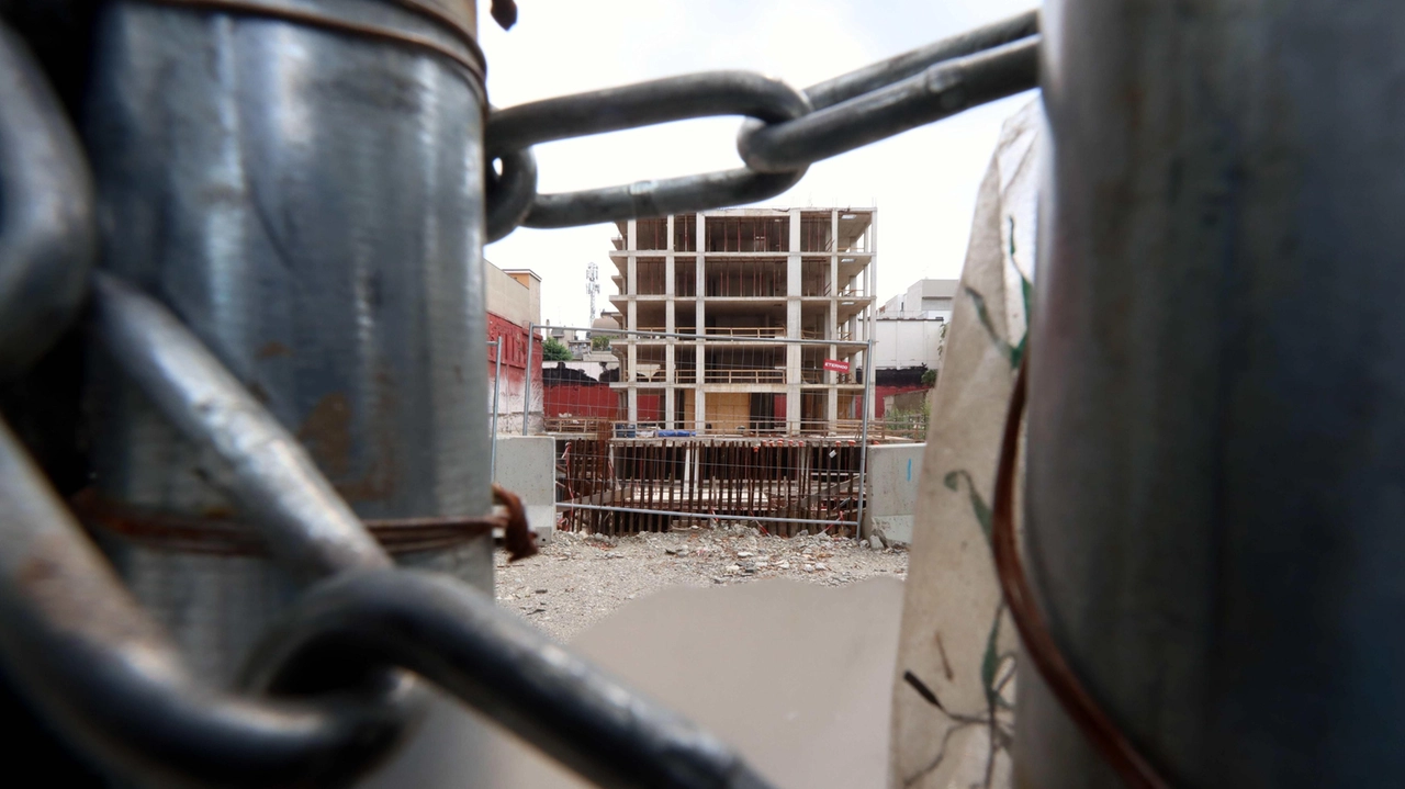 Risale a luglio del 2022 il primo esposto presentato alla Procura da residenti di piazza Aspromonte, assistiti dall’avvocata Veronica Dini,... Risale a luglio del 2022 il primo esposto presentato alla Procura da residenti di piazza Aspromonte, assistiti dall’avvocata Veronica Dini,...