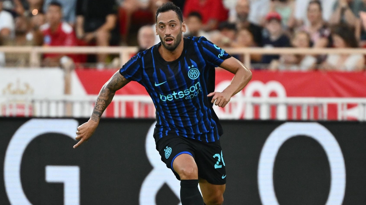 Hakan Calhanoglu in azione contro il Monaco: il turco è stato espulso alla mezz’ora Hakan Calhanoglu in azione contro il Monaco: il turco è stato espulso alla mezz’ora