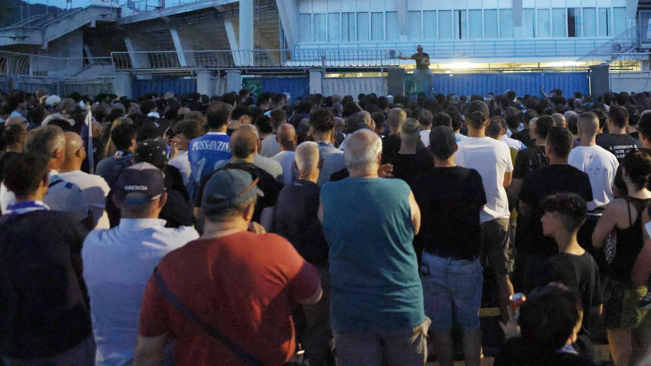 I tifosi del Brescia delusi e arrabbiati si sono ritrovati al Rigamonti manifestando il proprio sconcerto per la situazione venutasi a creare I tifosi del Brescia delusi e arrabbiati si sono ritrovati al Rigamonti manifestando il proprio sconcerto per la situazione venutasi a creare