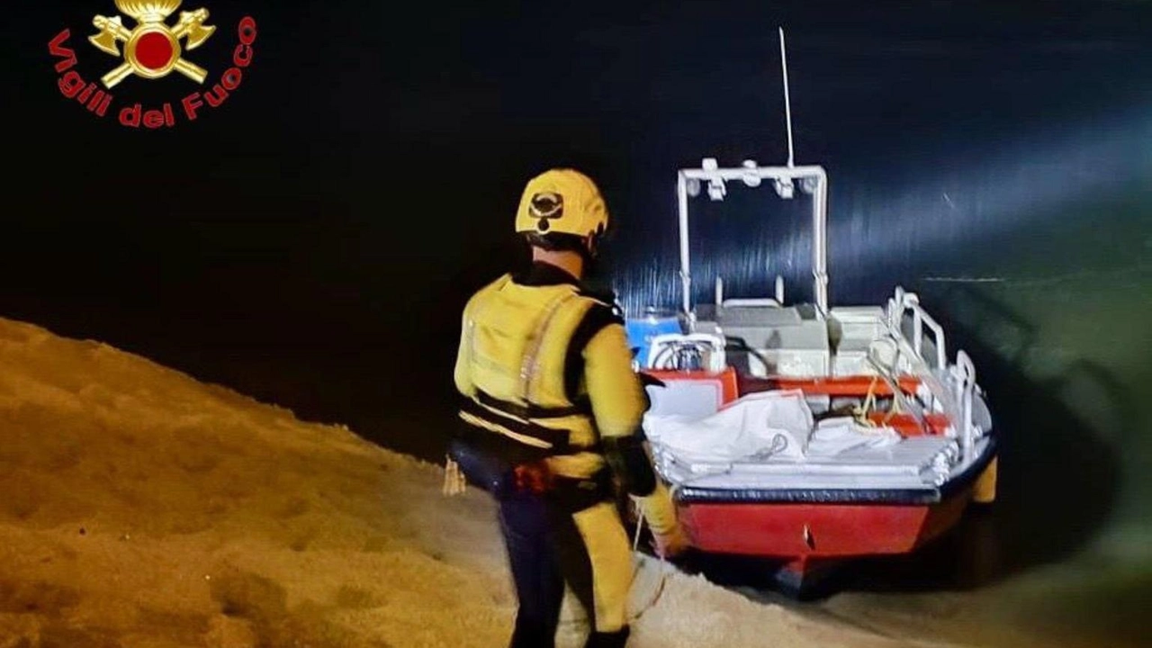 Al lavoro gli specialisti del soccorso acquatico e sommozzatori Al lavoro gli specialisti del soccorso acquatico e sommozzatori