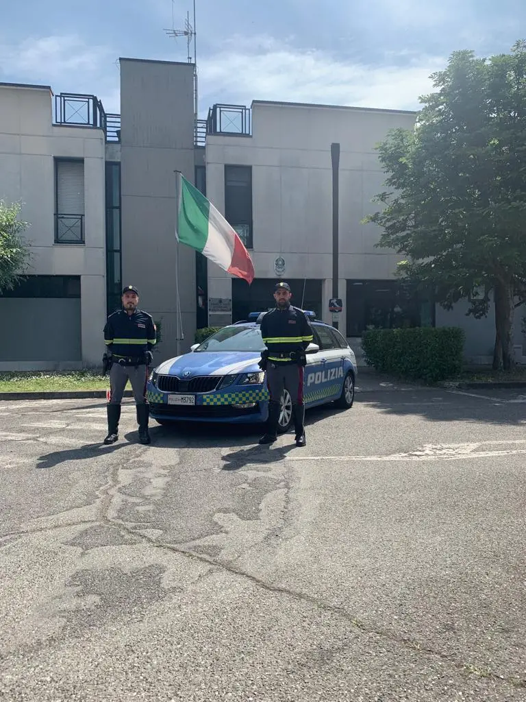 Accusato di aver messo a segno varie “truffe dello specchietto”, 20enne vìola il divieto di ritorno imposto dal Questore: denunciato