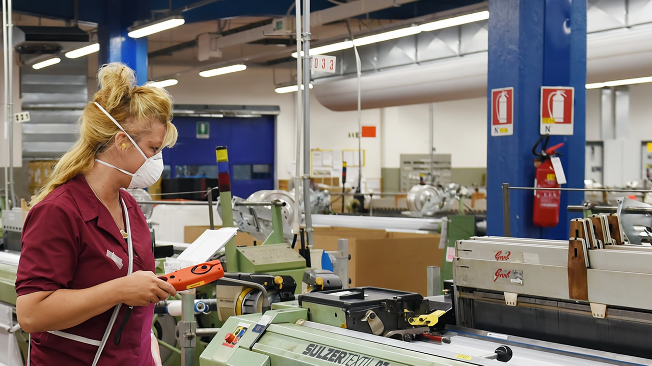 Una dipendente al lavoro nella sede della Saati di Appiano Gentile In Lombardia occupa complessivamente 450 addetti