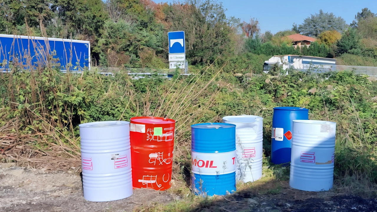 Un romeno residente a Inverigo denunciato per abbandono di bidoni di olio diesel a Giussano. Identificato grazie a testimonianze e videosorveglianza. Un romeno residente a Inverigo denunciato per abbandono di bidoni di olio diesel a Giussano. Identificato grazie a testimonianze e videosorveglianza.