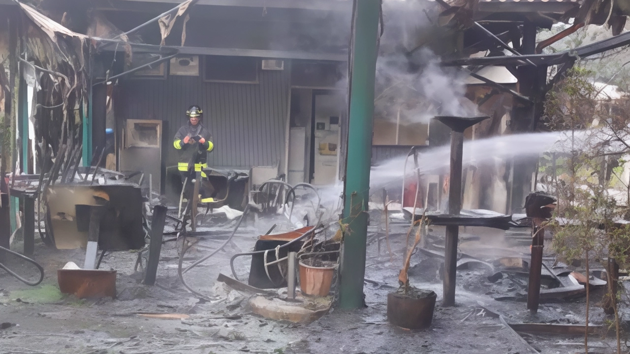 Indagini in corso a Monza per stabilire le cause che hanno innescato l’incendio al chiosco dei giardini tra via Lissoni... Indagini in corso a Monza per stabilire le cause che hanno innescato l’incendio al chiosco dei giardini tra via Lissoni...