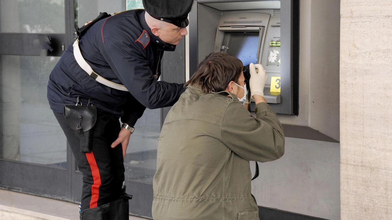 Assalto al bancomat di via Turati fallito grazie alla segnalazione dei cittadini. La banda è entrata in azione all’alba... Assalto al bancomat di via Turati fallito grazie alla segnalazione dei cittadini. La banda è entrata in azione all’alba...