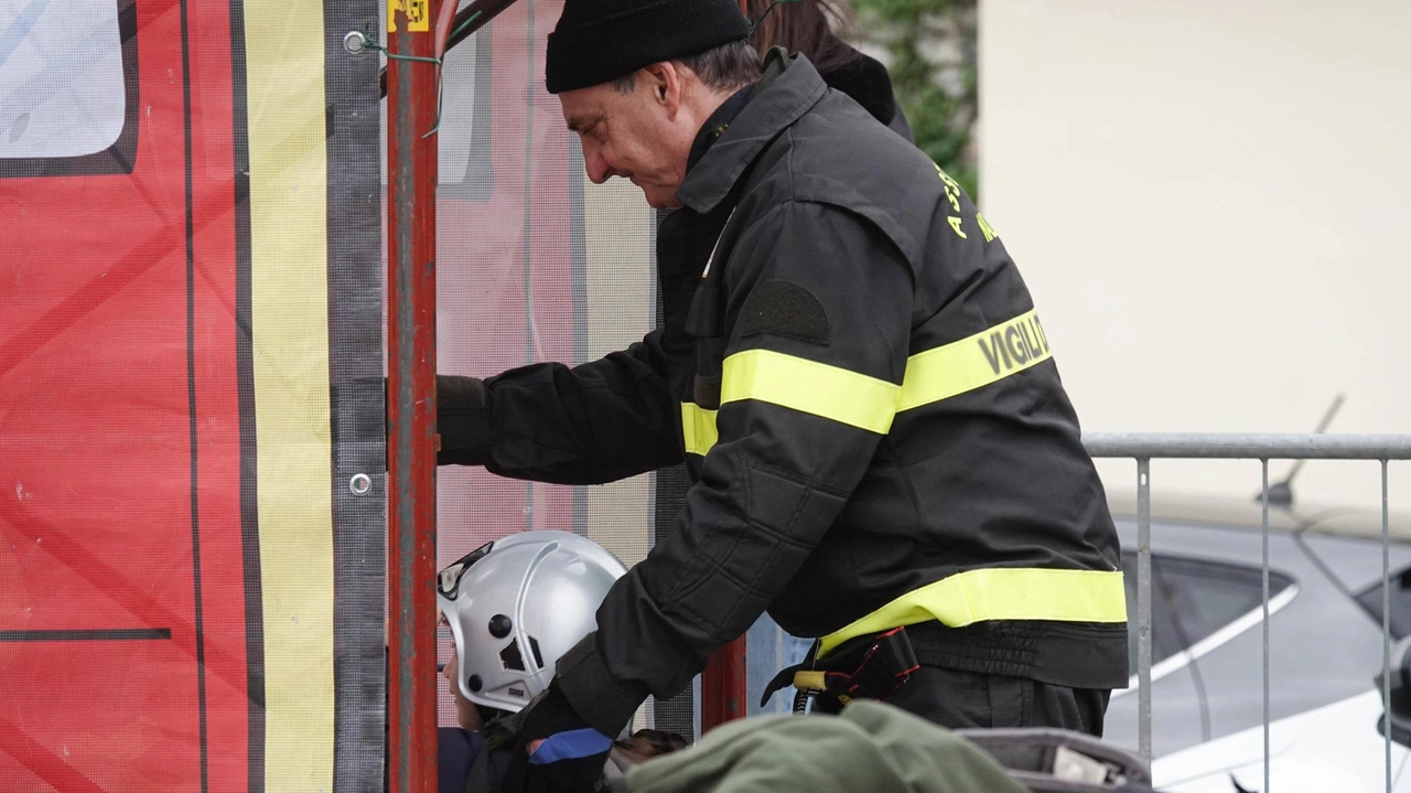 Sono dovuti uscire tre mezzi dei vigili del fuoco: autopompa, autoscala e carro soccorso nel centro storico
