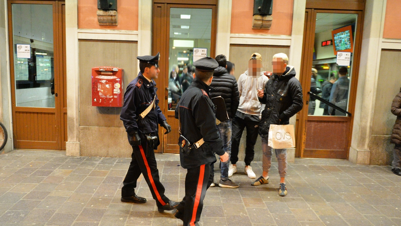 Carabinieri alla stazione di Saronno
