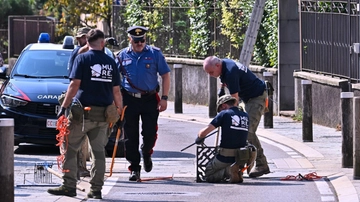 Sharon Verzeni, l’ipotesi: pedinata prima dell’agguato. Colpita prima al torace, poi la fuga e i fendenti alla schiena