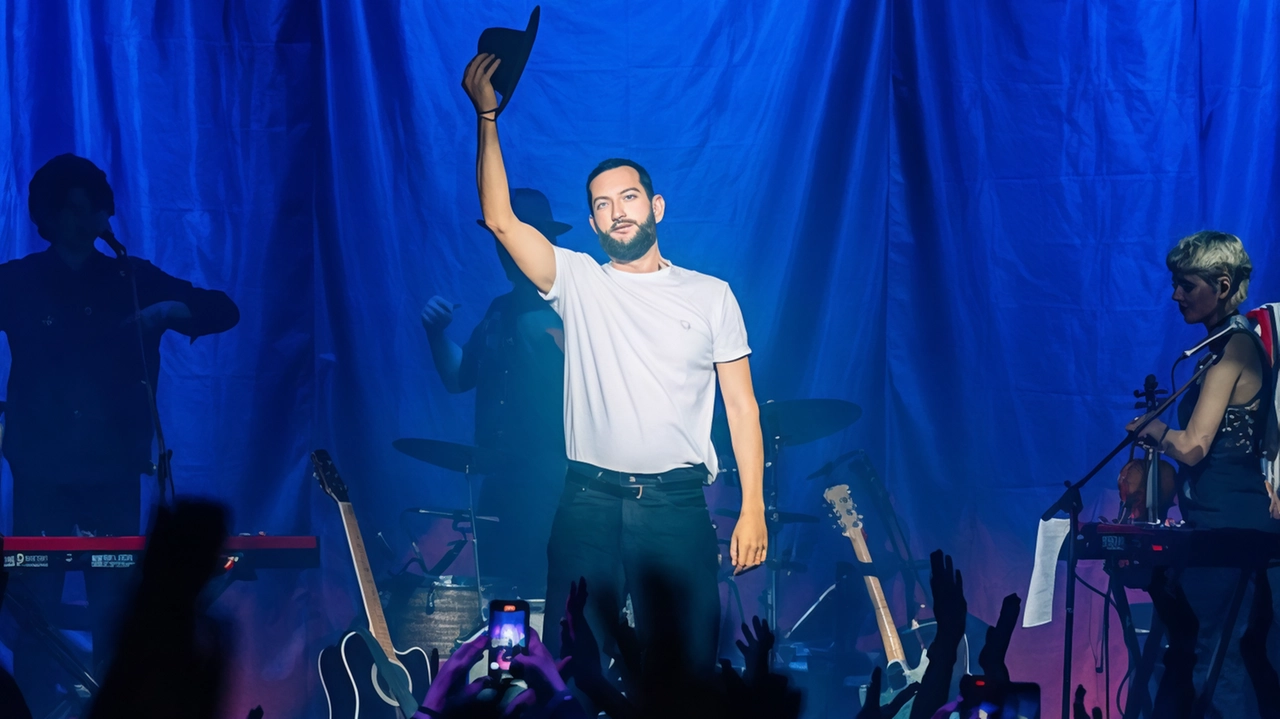 Vasco Brondi (40 anni) porta sul palco le canzoni di “Costellazioni“, il disco de Le Luci della Centrale Elettrica uscito nel 2014 Vasco Brondi (40 anni) porta sul palco le canzoni di “Costellazioni“, il disco de Le Luci della Centrale Elettrica uscito nel 2014