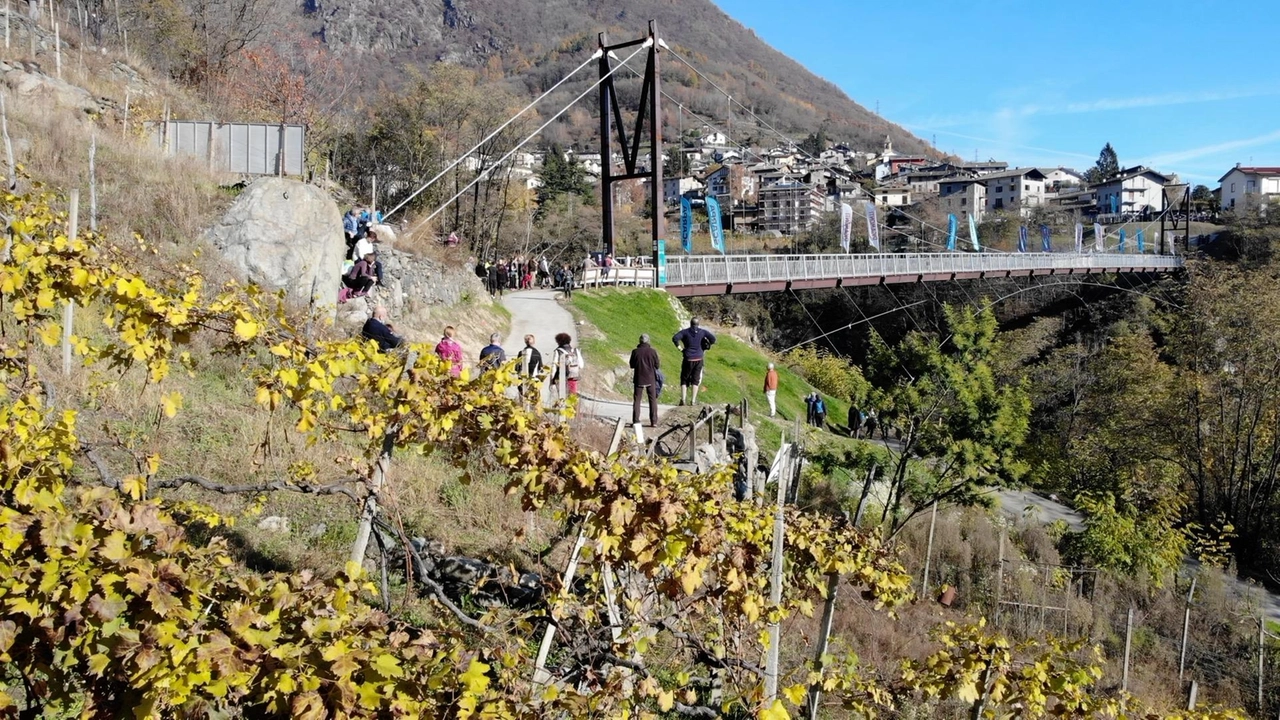 La passerella sulle Cassandre è stata inaugurata a fine 2021, è lunga 146 metri ed è illuminata La passerella sulle Cassandre è stata inaugurata a fine 2021, è lunga 146 metri ed è illuminata