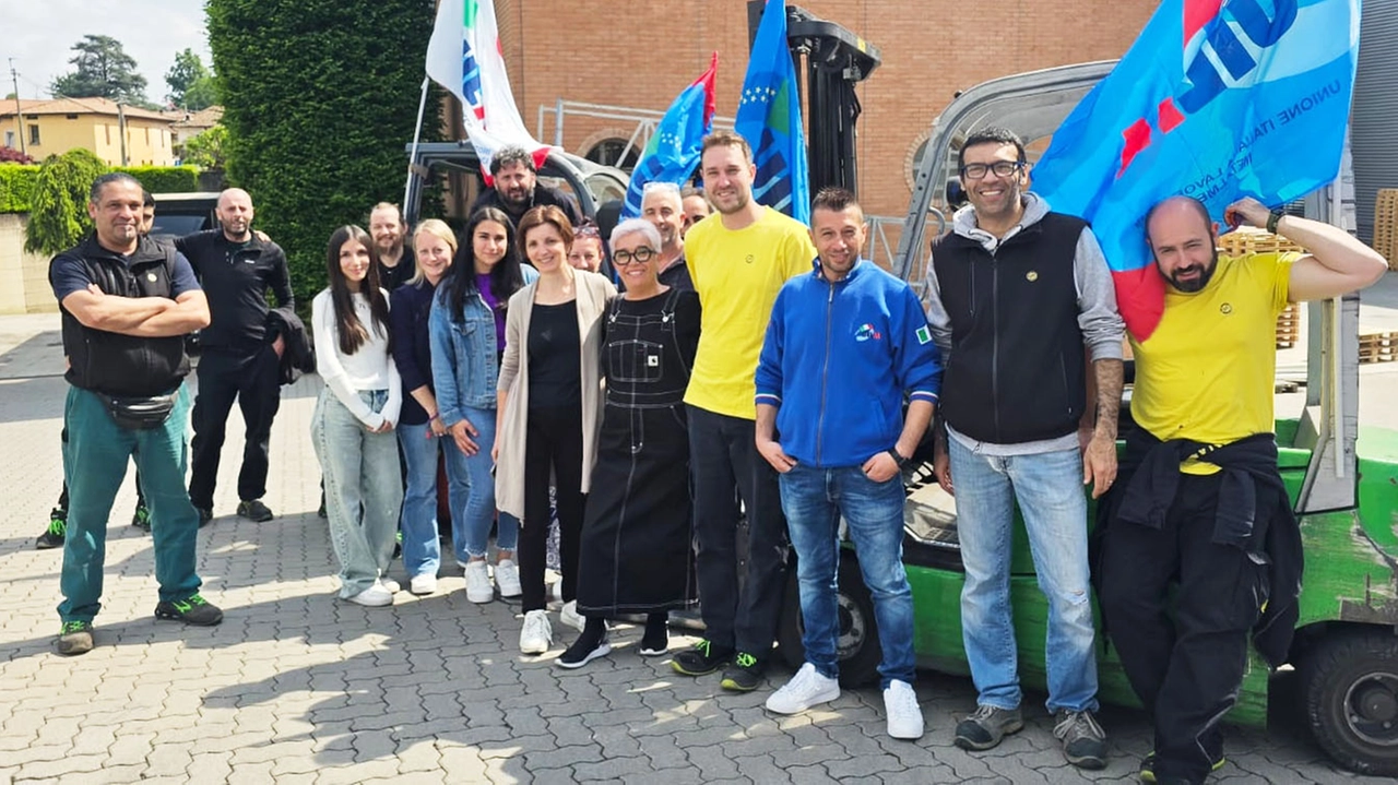 Santa Maria Hoè, la protesta dei dipendenti che da aprile non ricevono lo stipendio Santa Maria Hoè, la protesta dei dipendenti che da aprile non ricevono lo stipendio