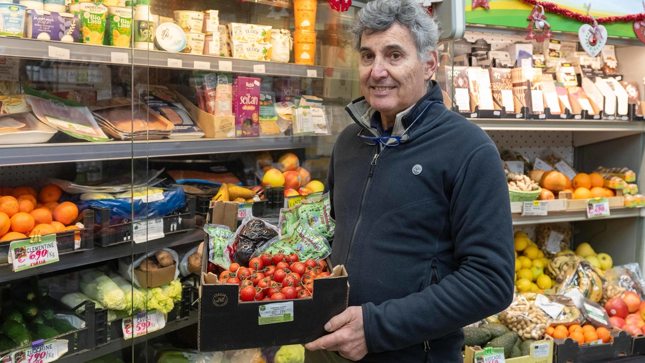 Roberto Gnocchi ha aperto “L’Isola bio“ 32 anni fa nella struttura comunale storica di piazza Wagner. Vende prodotti di agricoltori selezionati. "A ruba i sacchetti con le verdure già tagliate per il minestrone". Roberto Gnocchi ha aperto “L’Isola bio“ 32 anni fa nella struttura comunale storica di piazza Wagner. Vende prodotti di agricoltori selezionati. "A ruba i sacchetti con le verdure già tagliate per il minestrone".